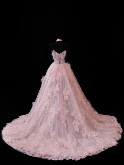 Elegantes, trägerloses, kurzes Ballkleid aus rosa Spitze mit Federapplikationen – Inspiration für formelle Partykleider und Abiballkleider N150