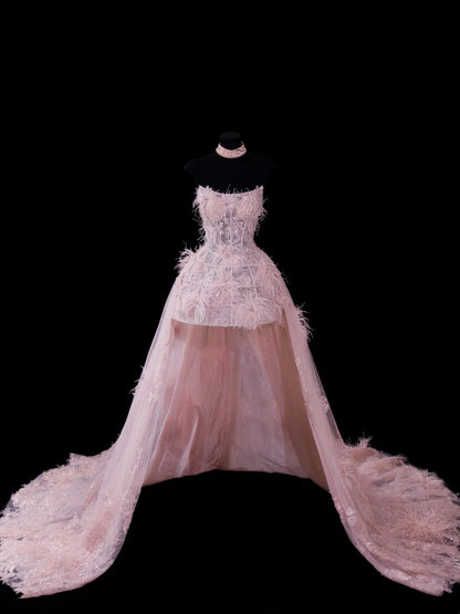 Elegantes, trägerloses, kurzes Ballkleid aus rosa Spitze mit Federapplikationen – Inspiration für formelle Partykleider und Abiballkleider N150
