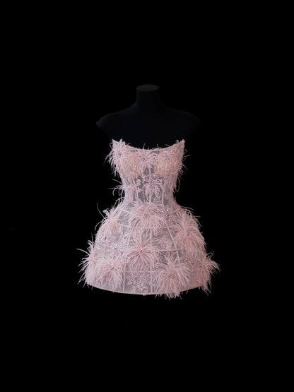 Elegantes, trägerloses, kurzes Ballkleid aus rosa Spitze mit Federapplikationen – Inspiration für formelle Partykleider und Abiballkleider N150