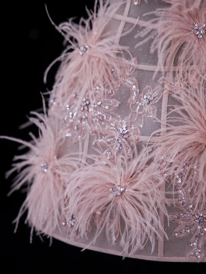 Elegantes, trägerloses, kurzes Ballkleid aus rosa Spitze mit Federapplikationen – Inspiration für formelle Partykleider und Abiballkleider N150