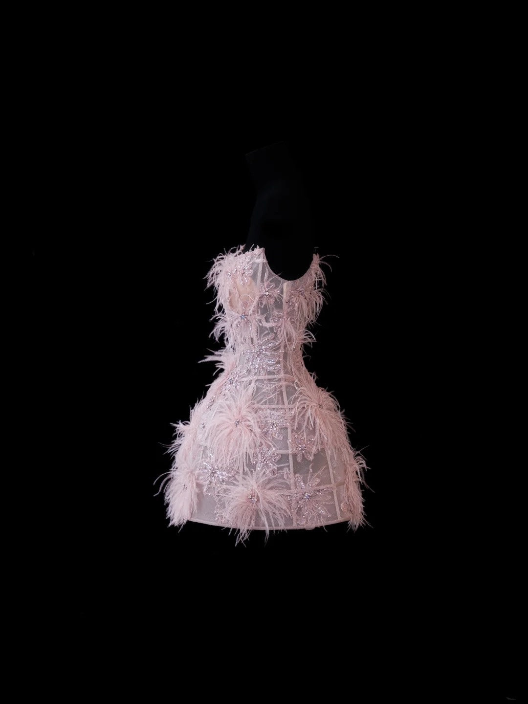 Elegantes, trägerloses, kurzes Ballkleid aus rosa Spitze mit Federapplikationen – Inspiration für formelle Partykleider und Abiballkleider N150