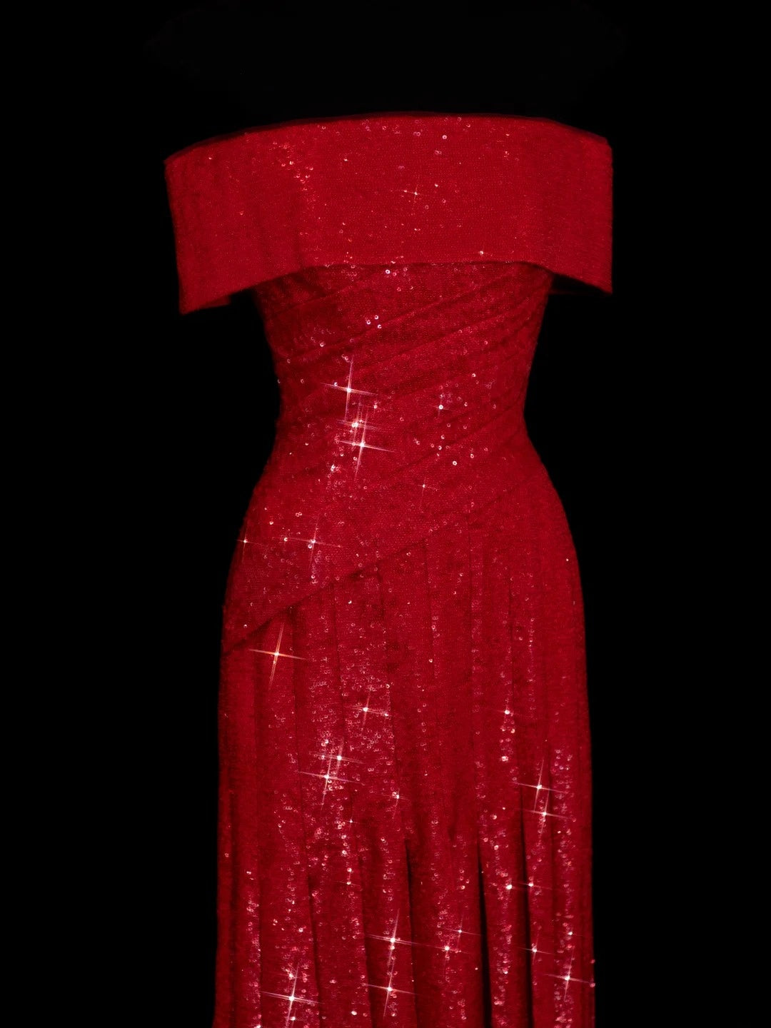 Elegantes, schulterfreies, rotes, plissiertes Paillettenkleid mit Rüschen – Inspiration für Abendkleider und festliche Partys (Modell N152)