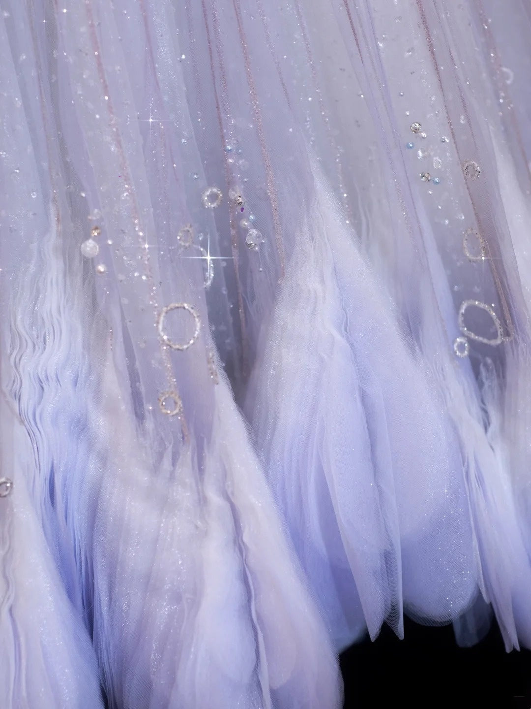 Elegantes, trägerloses Ballkleid in Flieder mit perlenbesetztem Oberteil und Kristallverzierungen – Inspiration für formelle Partykleider und Abiballkleider N154