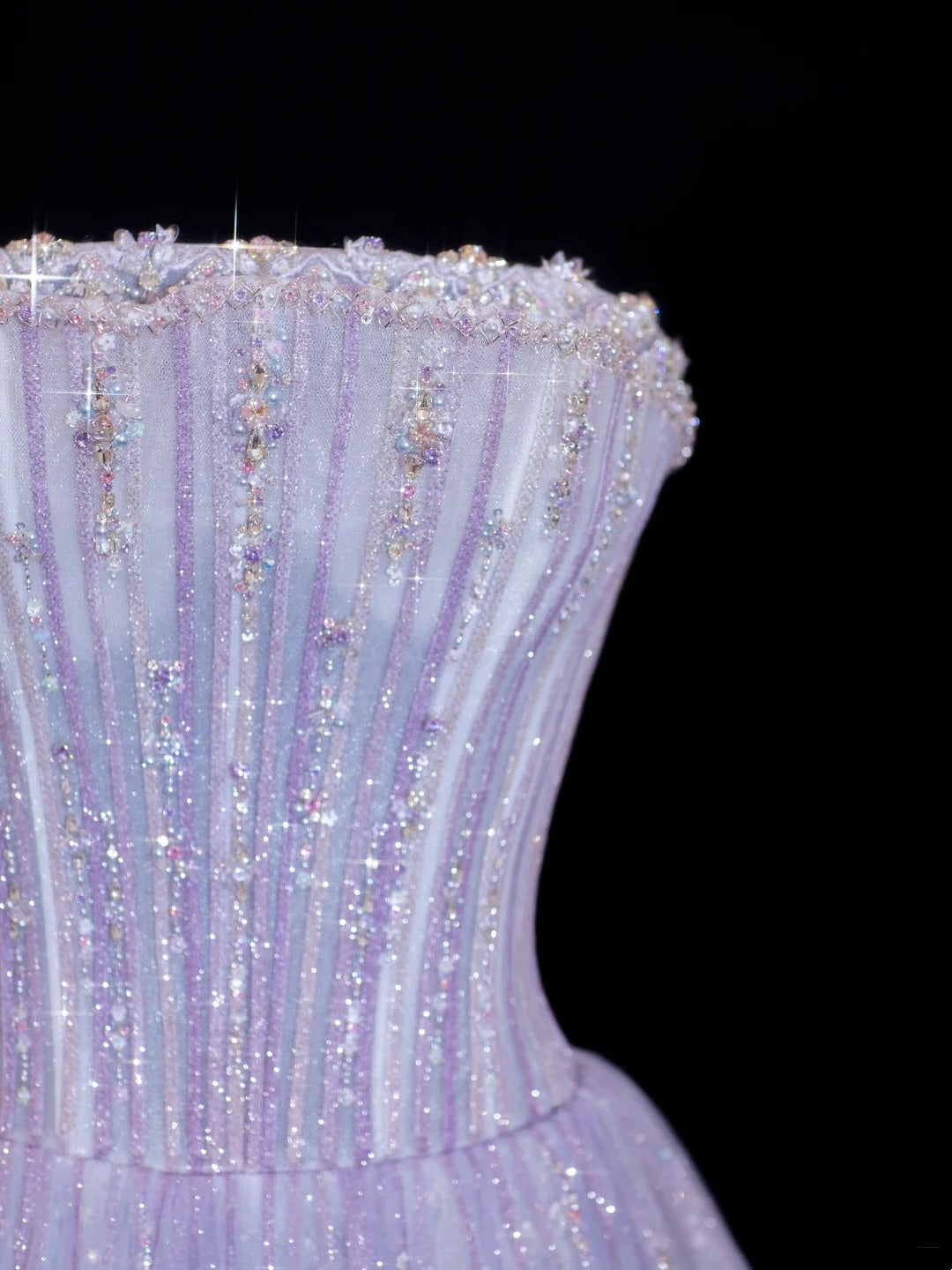 Elegantes, trägerloses Ballkleid in Flieder mit perlenbesetztem Oberteil und Kristallverzierungen – Inspiration für formelle Partykleider und Abiballkleider N154