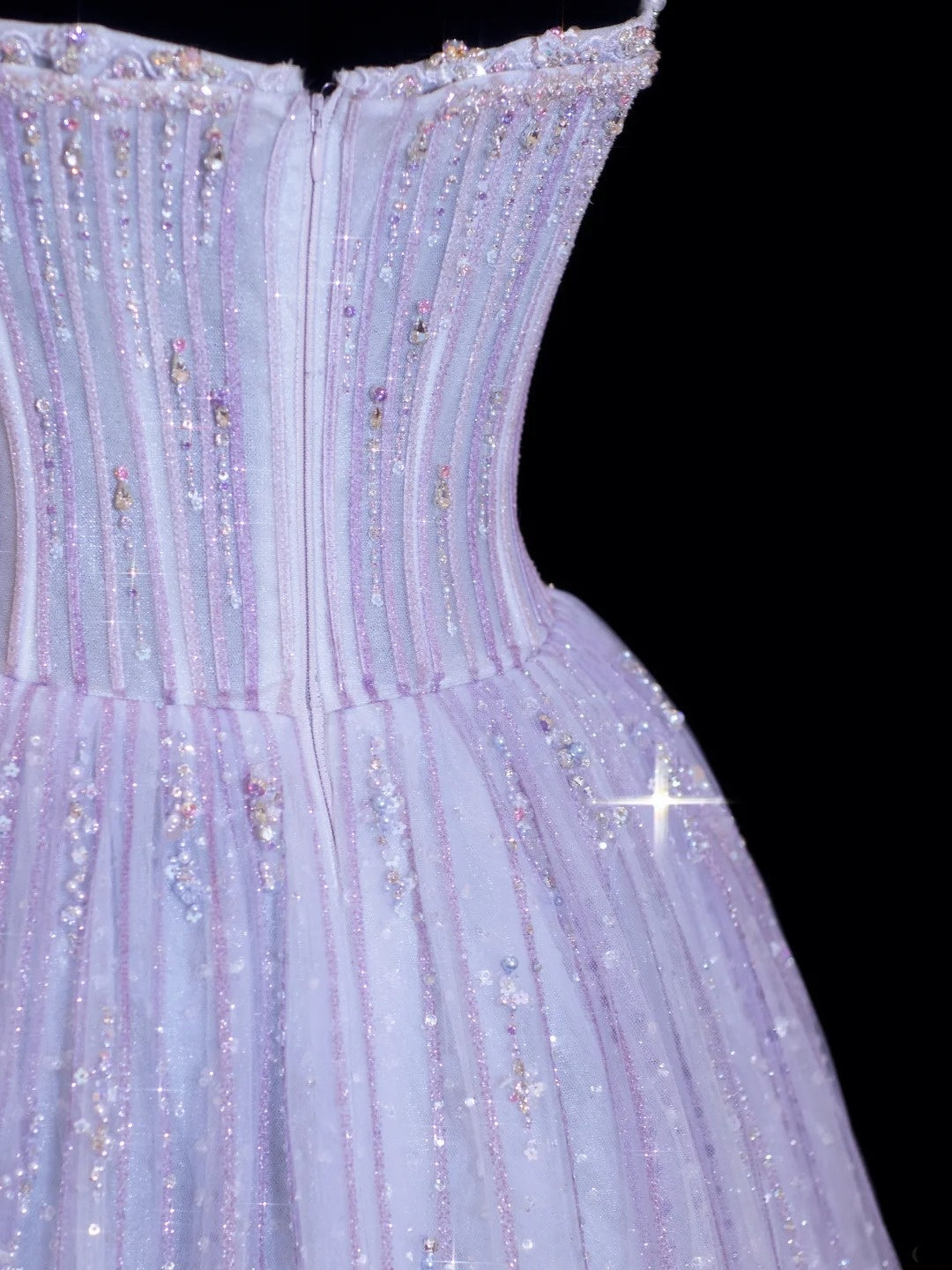 Elegantes, trägerloses Ballkleid in Flieder mit perlenbesetztem Oberteil und Kristallverzierungen – Inspiration für formelle Partykleider und Abiballkleider N154