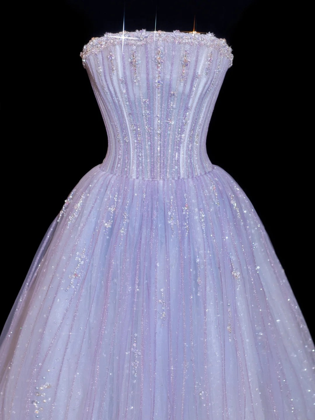 Elegantes, trägerloses Ballkleid in Flieder mit perlenbesetztem Oberteil und Kristallverzierungen – Inspiration für formelle Partykleider und Abiballkleider N154