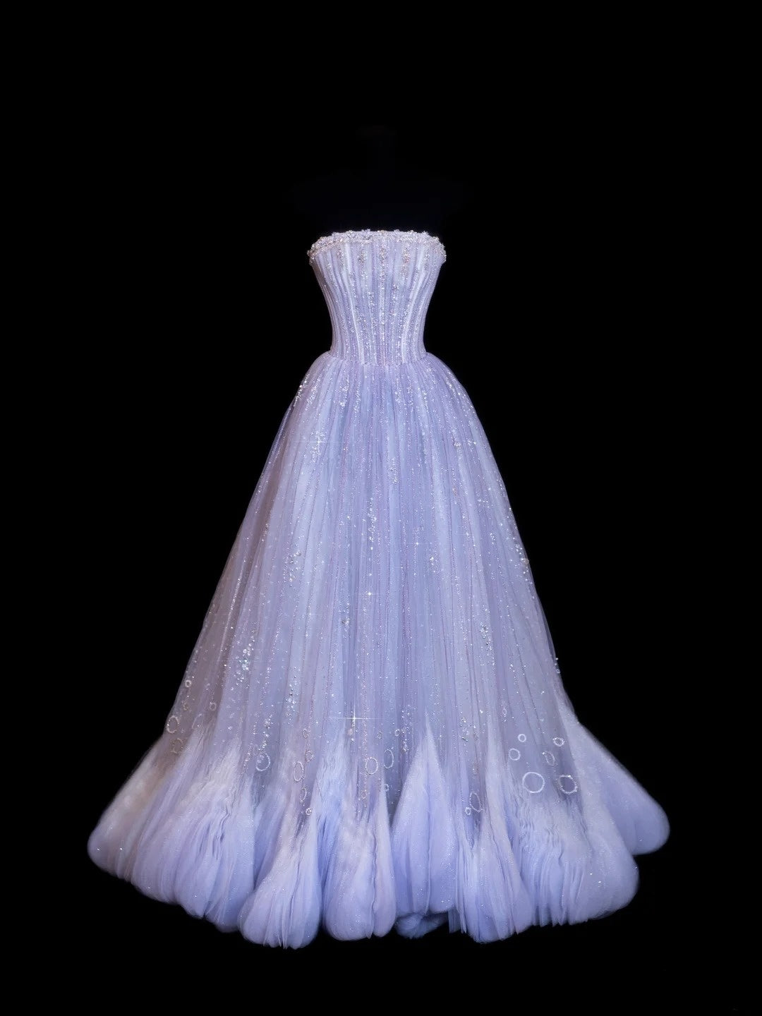 Elegantes, trägerloses Ballkleid in Flieder mit perlenbesetztem Oberteil und Kristallverzierungen – Inspiration für formelle Partykleider und Abiballkleider N154
