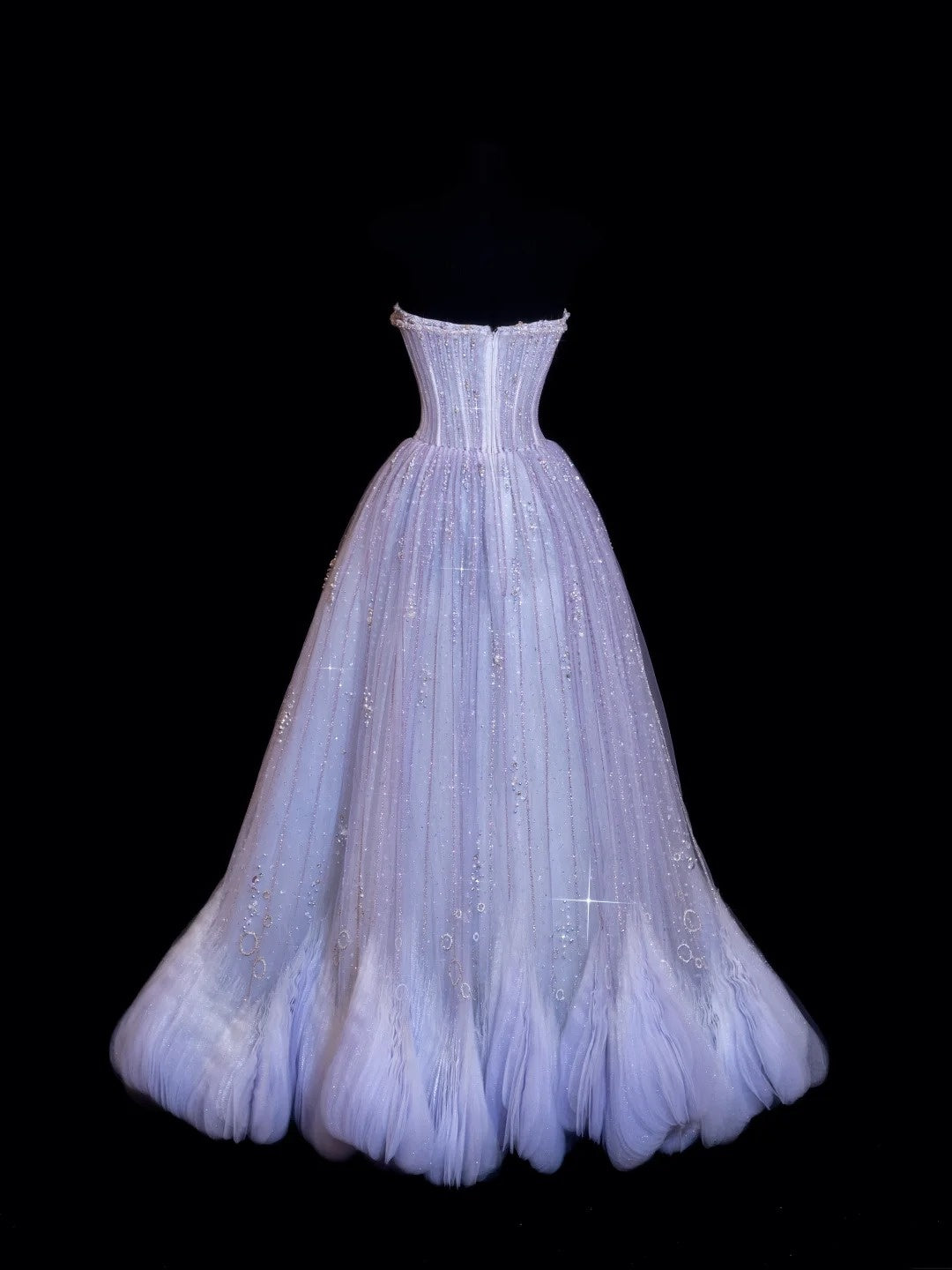 Elegantes, trägerloses Ballkleid in Flieder mit perlenbesetztem Oberteil und Kristallverzierungen – Inspiration für formelle Partykleider und Abiballkleider N154