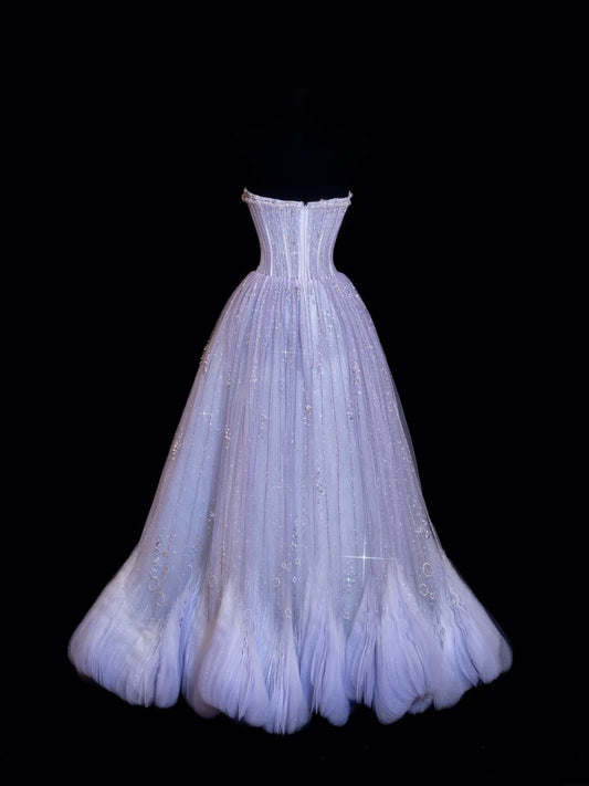 Elegantes, trägerloses Ballkleid in Flieder mit perlenbesetztem Oberteil und Kristallverzierungen – Inspiration für formelle Partykleider und Abiballkleider N154