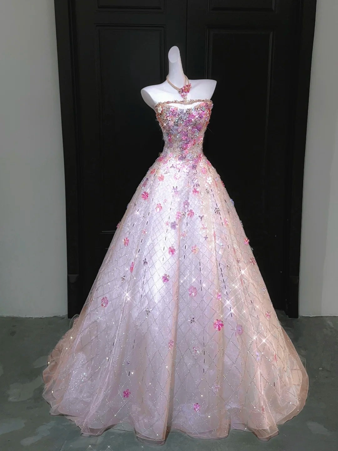 Robe de bal chic sans bretelles rose à sequins et cristaux perlés - Inspiration robes de soirée formelles et robes de bal N158