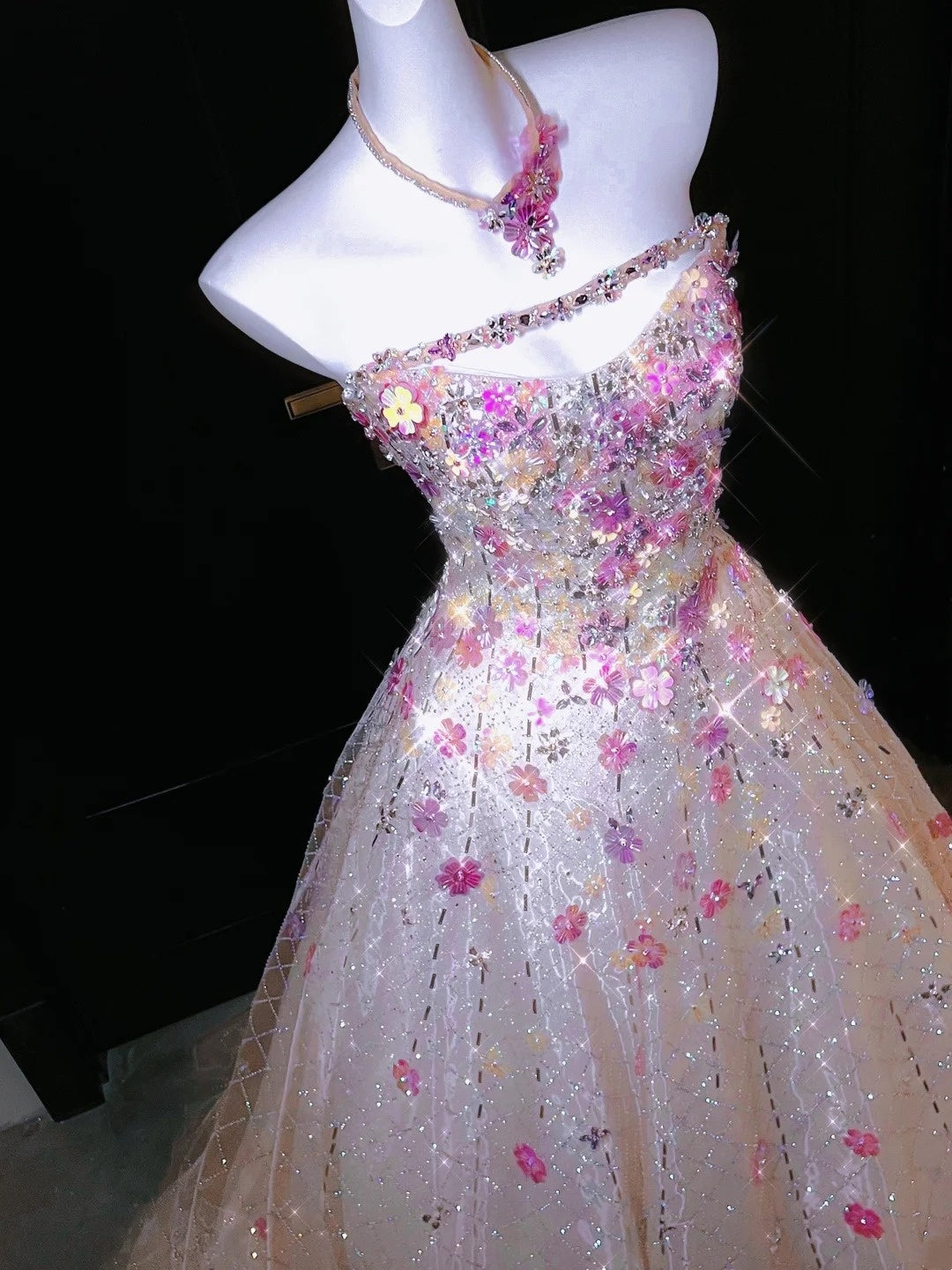 Robe de bal chic sans bretelles rose à sequins et cristaux perlés - Inspiration robes de soirée formelles et robes de bal N158
