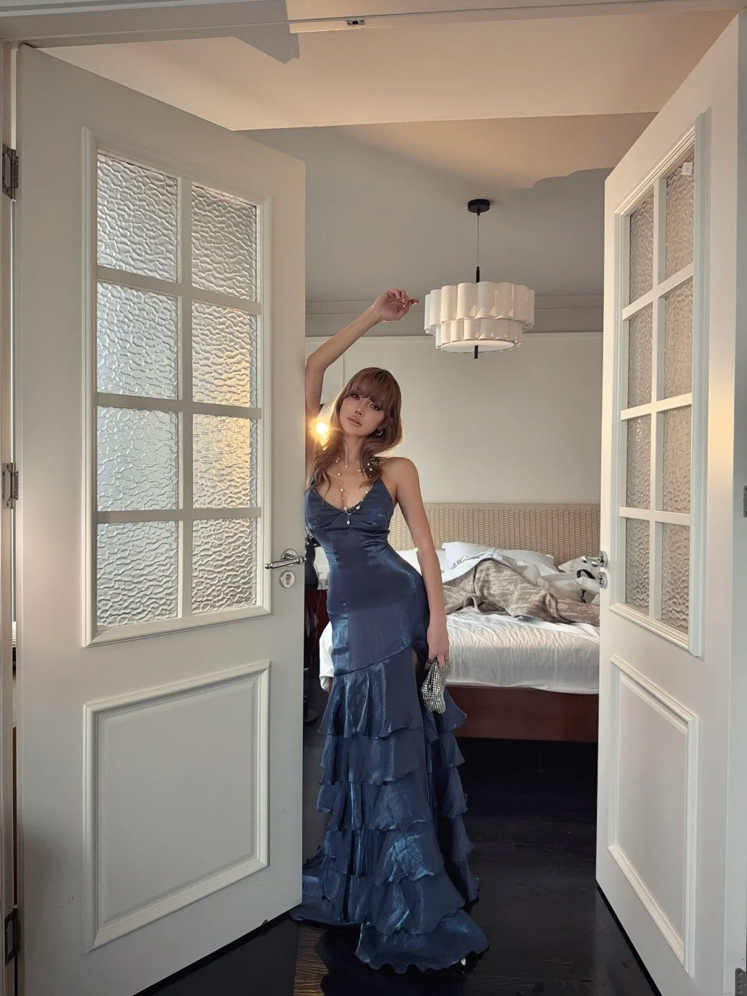 Sexy Meerjungfrauen-Halterkleid, silbergrau, rückenfrei mit gekreuzten Trägern und Schlitz, langes Ballkleid – ein echter Hingucker zum 19. Geburtstag (Modell N240).