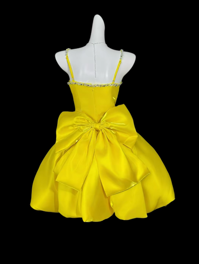 Élégante Robe de Bal à Bretelles Fines Jaune Courte en Satin Mini Robe de Fête Robes de Retour N4304