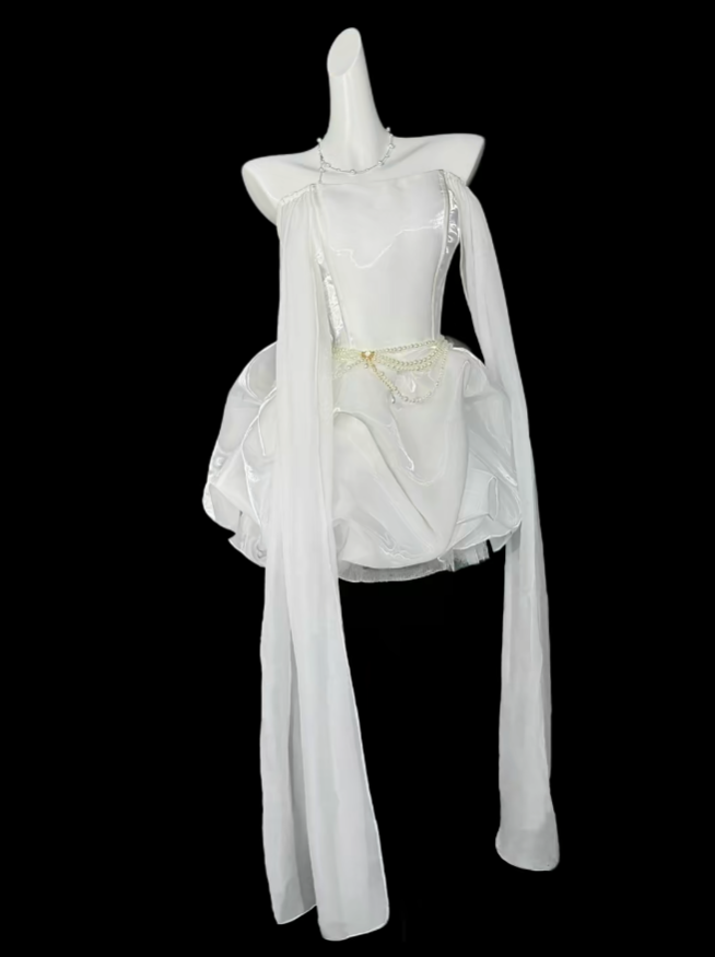 Kurzes Cocktailkleid aus weißem Organza mit Spaghettiträgern und voluminösem Rock N4417