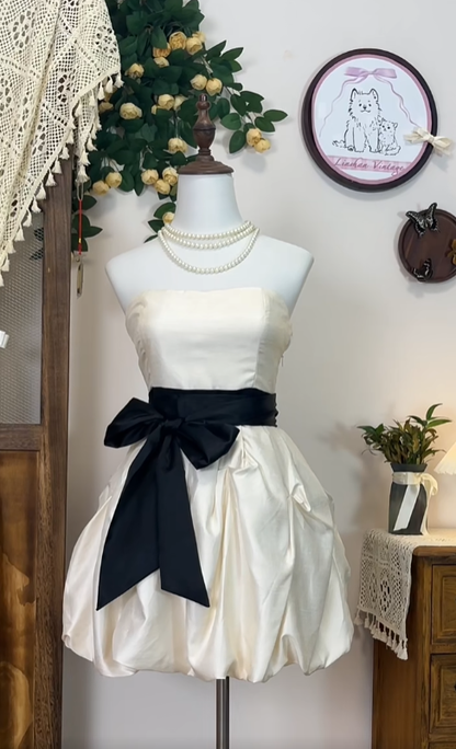 Süßes Ballkleid Trägerlos Satin Kurz Abschlussball Homecoming Kleid N4561