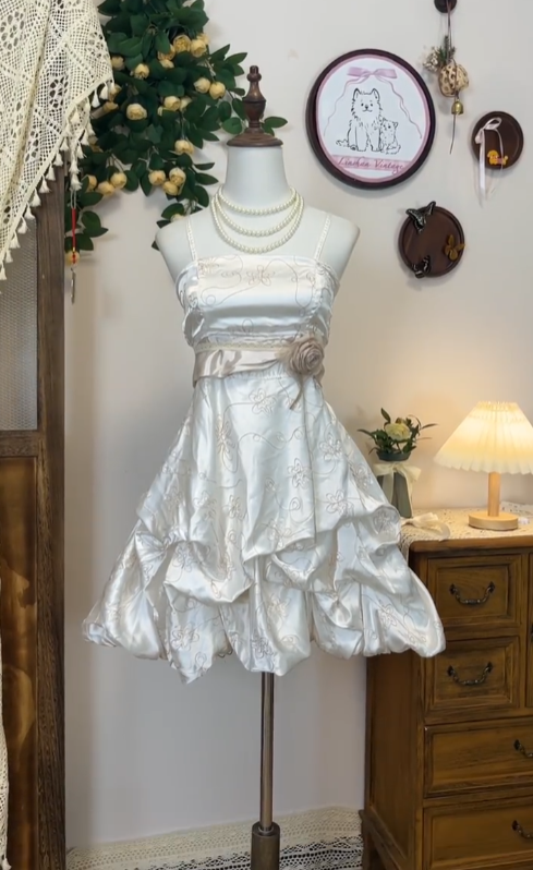 Jolies robes de bal de fin d'année courtes en satin blanc avec bretelles spaghetti et fleurs, pour lycéennes, N4573