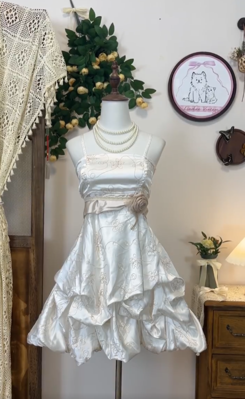 Jolies robes de bal de fin d'année courtes en satin blanc avec bretelles spaghetti et fleurs, pour lycéennes, N4573