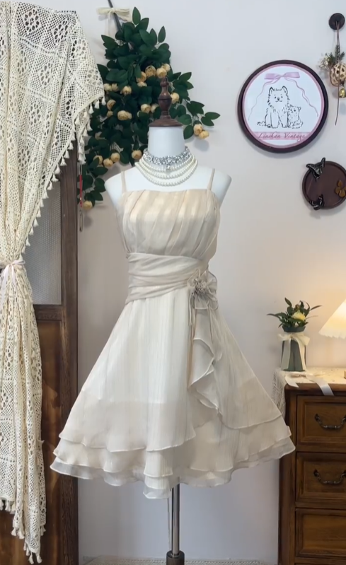 Hübsches A-Linien-Spaghettiträger-Champagner-Chiffon-Mini-Abschlusskleid für den Abschlussball N4574