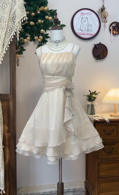 Hübsches A-Linien-Spaghettiträger-Champagner-Chiffon-Mini-Abschlusskleid für den Abschlussball N4574