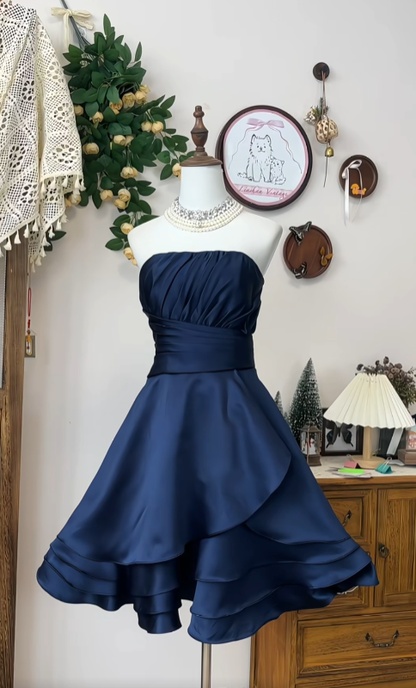 Einzigartiges Ballkleid, trägerlos, marineblaues Satin, kurze Hoco-Hof-Highschool-Heimkehrkleider N4580