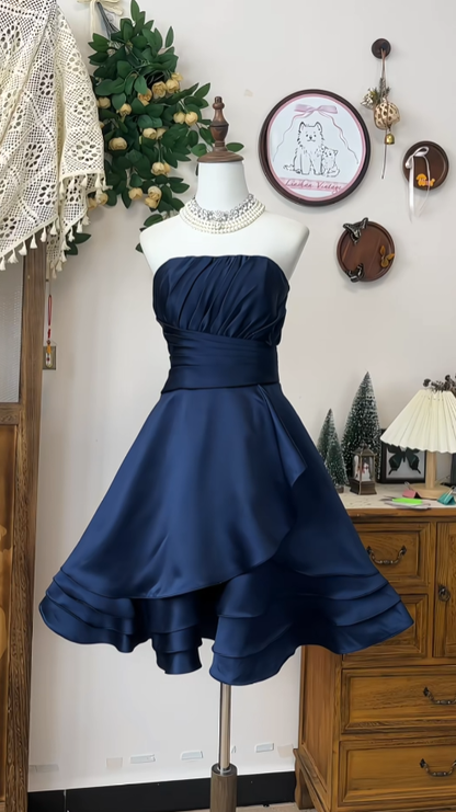 Einzigartiges Ballkleid, trägerlos, marineblaues Satin, kurze Hoco-Hof-Highschool-Heimkehrkleider N4580