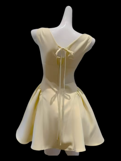 Magnifique robe de bal courte jaune en satin, coupe trapèze et col bénitier, pour le retour des lycéens N4649