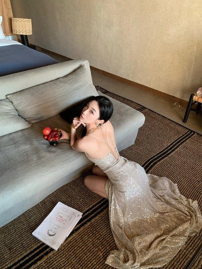 Robe de bal longue champagne à fines bretelles et corset fendu, style sirène scintillante. Inspiration pour une tenue de 18 ans ou une robe de soirée (N486).
