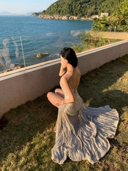 Robe de bal longue champagne à fines bretelles et corset fendu, style sirène scintillante. Inspiration pour une tenue de 18 ans ou une robe de soirée (N486).