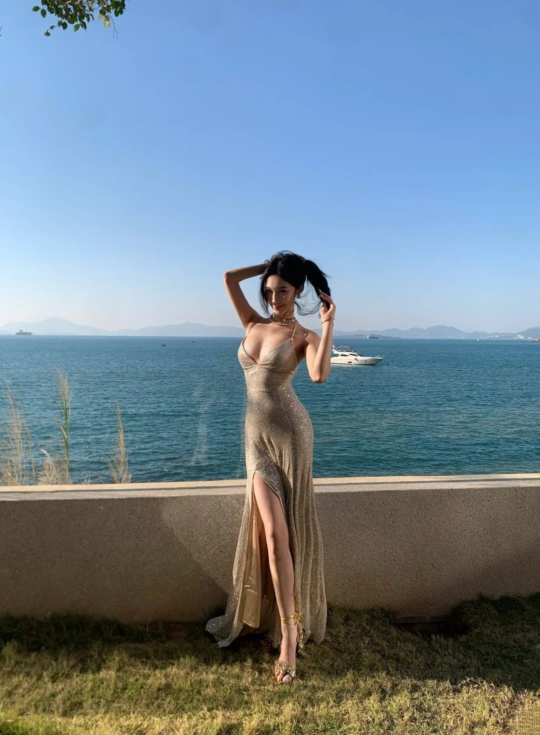 Robe de bal longue champagne à fines bretelles et corset fendu, style sirène scintillante. Inspiration pour une tenue de 18 ans ou une robe de soirée (N486).