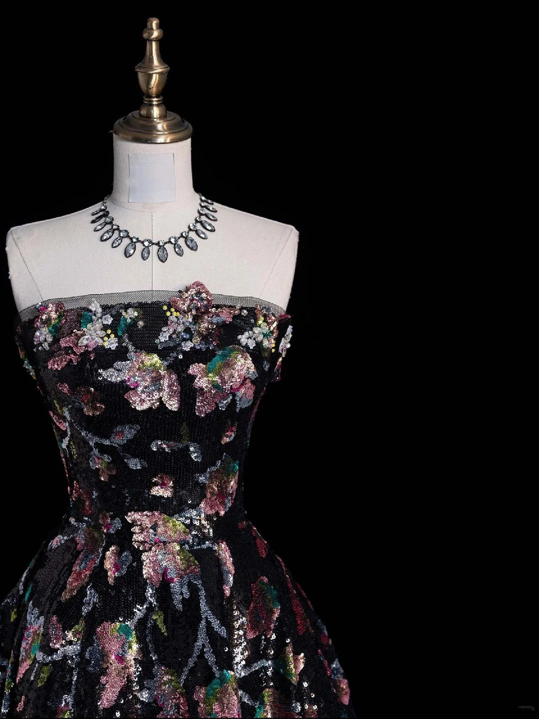 Verspieltes, trägerloses, schwarzes Ballkleid mit Blumenmuster, Pailletten und plissiertem Oberteil, langes Abendkleid N614
