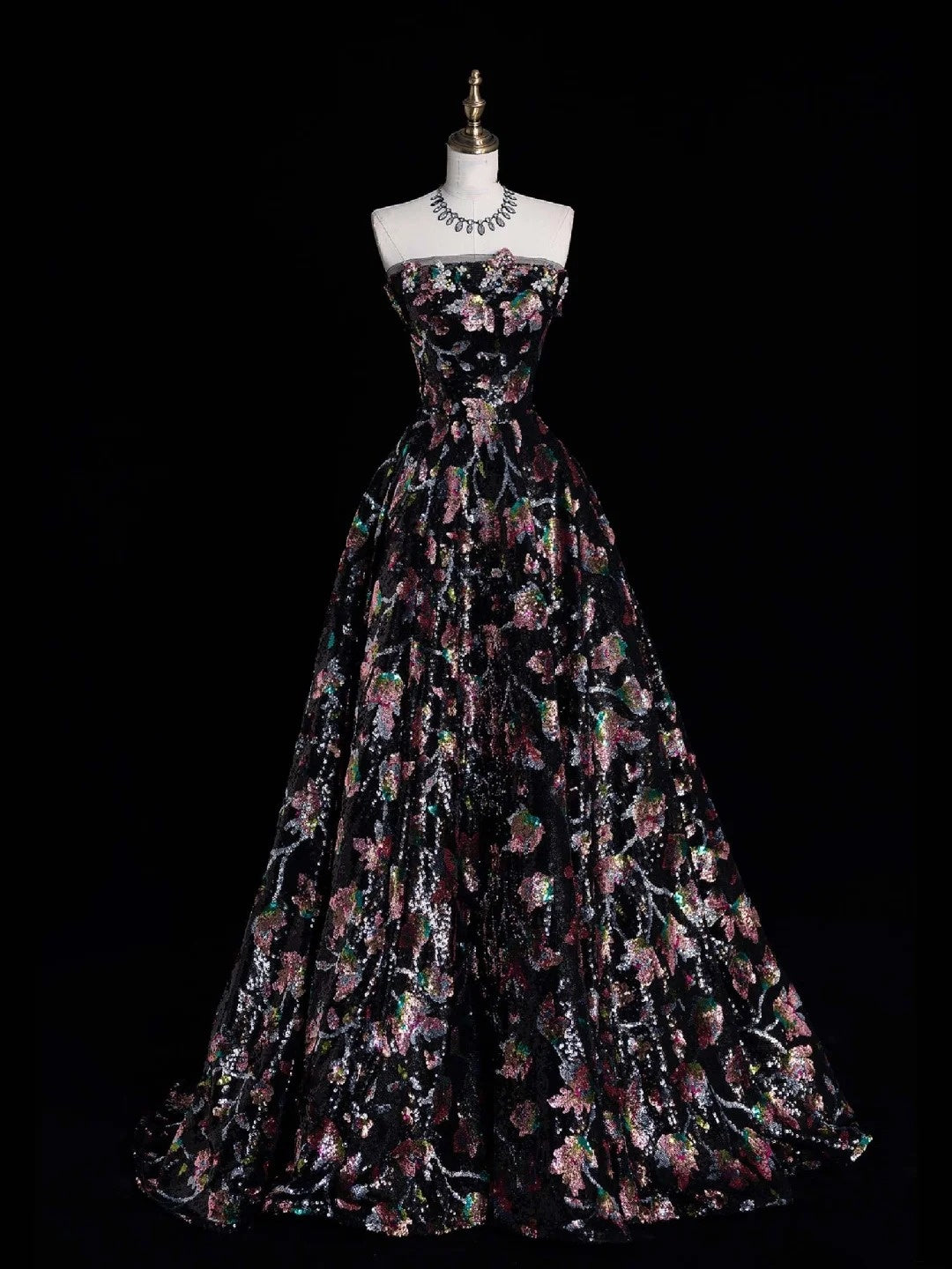 Verspieltes, trägerloses, schwarzes Ballkleid mit Blumenmuster, Pailletten und plissiertem Oberteil, langes Abendkleid N614
