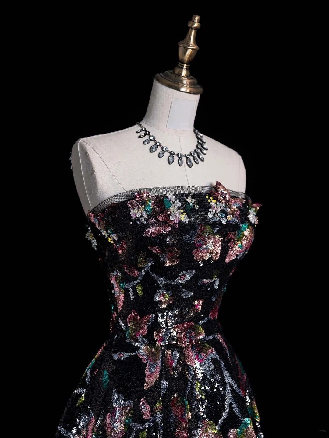 Verspieltes, trägerloses, schwarzes Ballkleid mit Blumenmuster, Pailletten und plissiertem Oberteil, langes Abendkleid N614