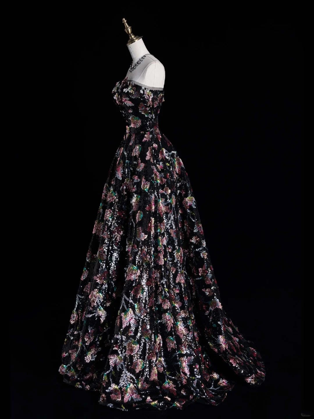 Verspieltes, trägerloses, schwarzes Ballkleid mit Blumenmuster, Pailletten und plissiertem Oberteil, langes Abendkleid N614