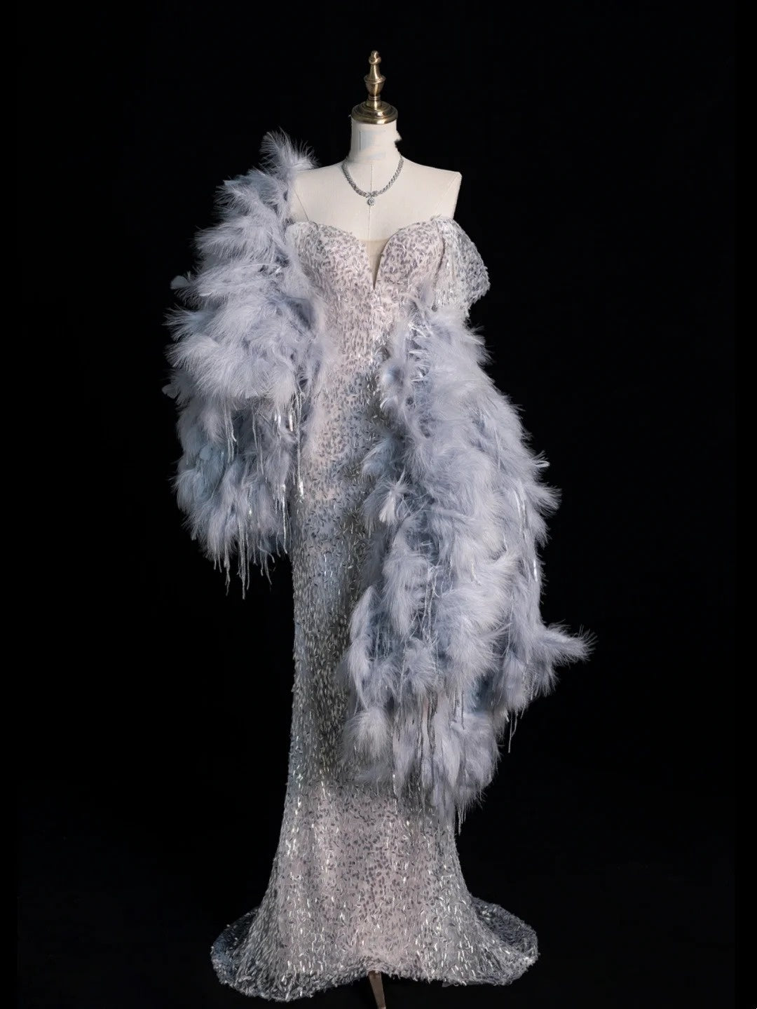Verspieltes Meerjungfrauen-Abendkleid mit Herzausschnitt, silbergrauem Paillettenoberteil und Federcape, langes Ballkleid, formelles Abendkleid N615