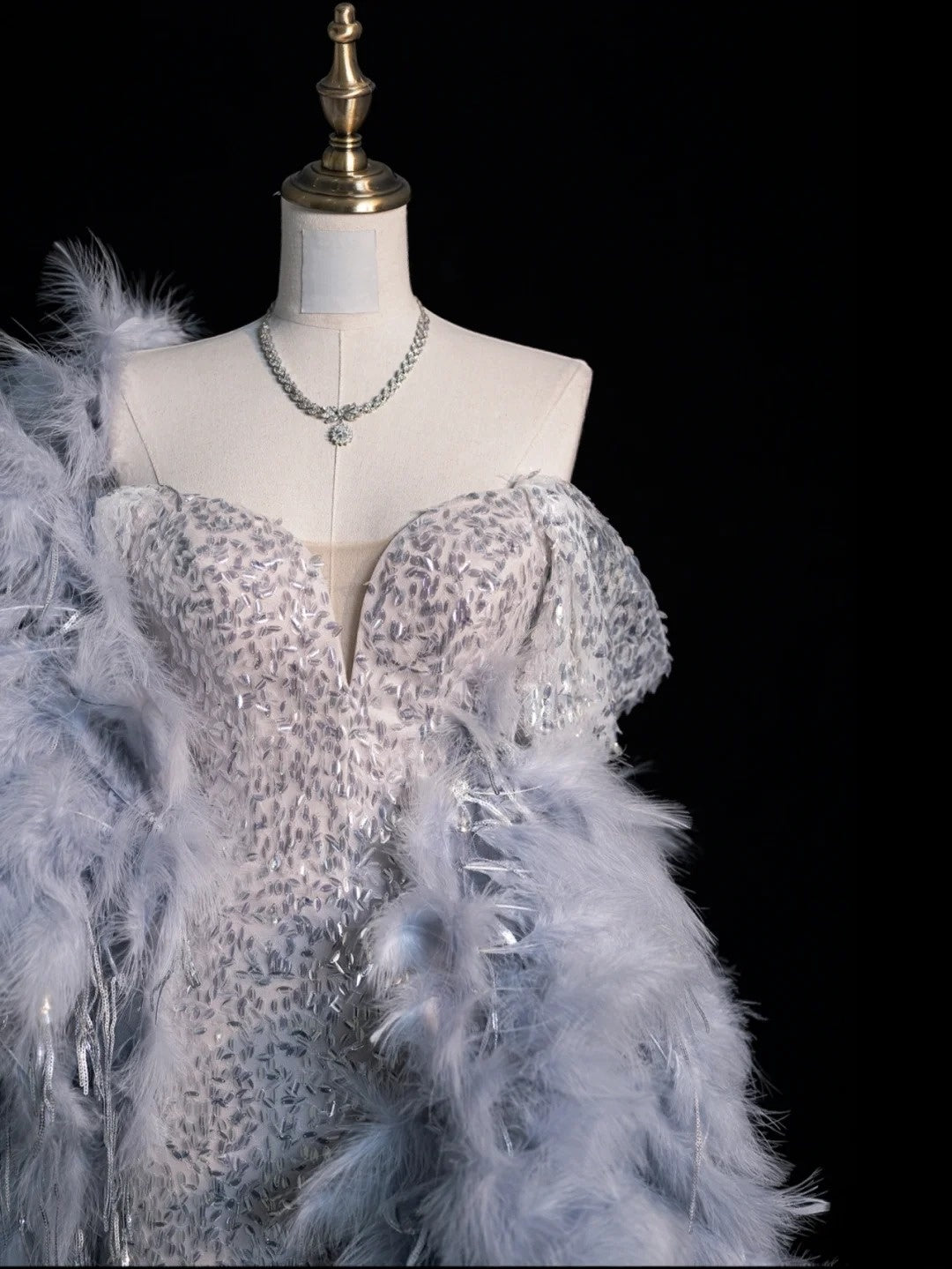 Verspieltes Meerjungfrauen-Abendkleid mit Herzausschnitt, silbergrauem Paillettenoberteil und Federcape, langes Ballkleid, formelles Abendkleid N615