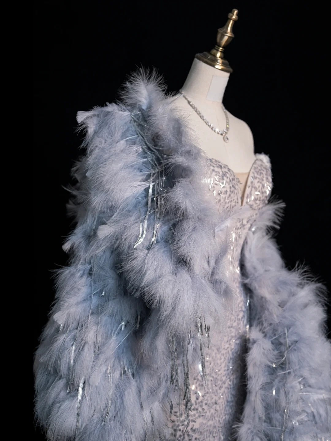 Verspieltes Meerjungfrauen-Abendkleid mit Herzausschnitt, silbergrauem Paillettenoberteil und Federcape, langes Ballkleid, formelles Abendkleid N615