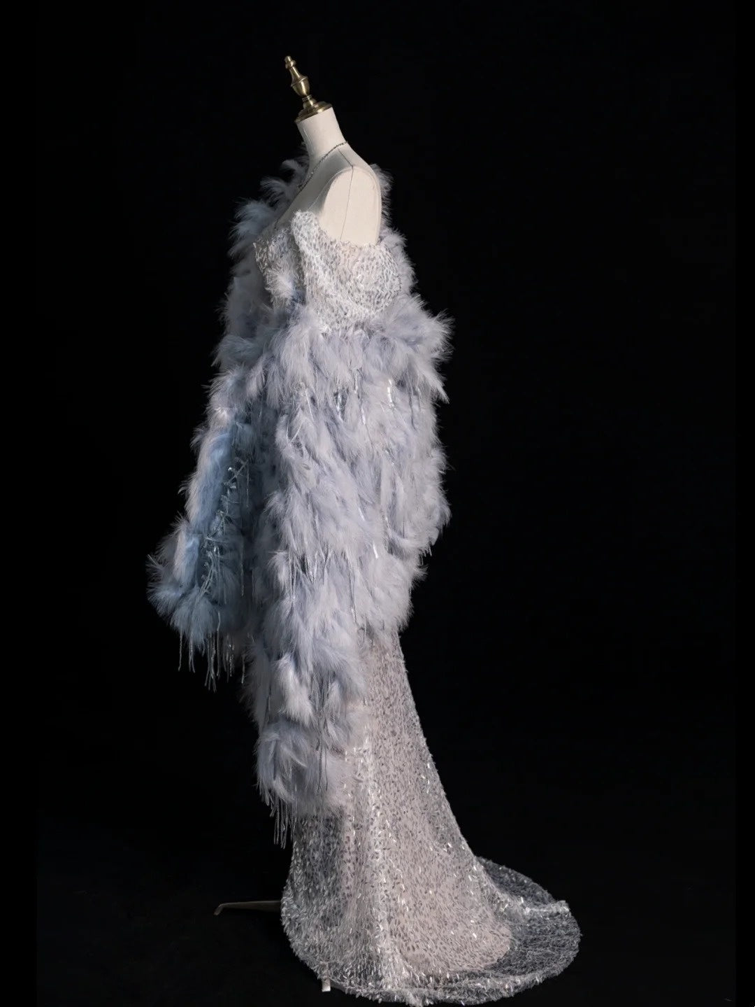 Verspieltes Meerjungfrauen-Abendkleid mit Herzausschnitt, silbergrauem Paillettenoberteil und Federcape, langes Ballkleid, formelles Abendkleid N615