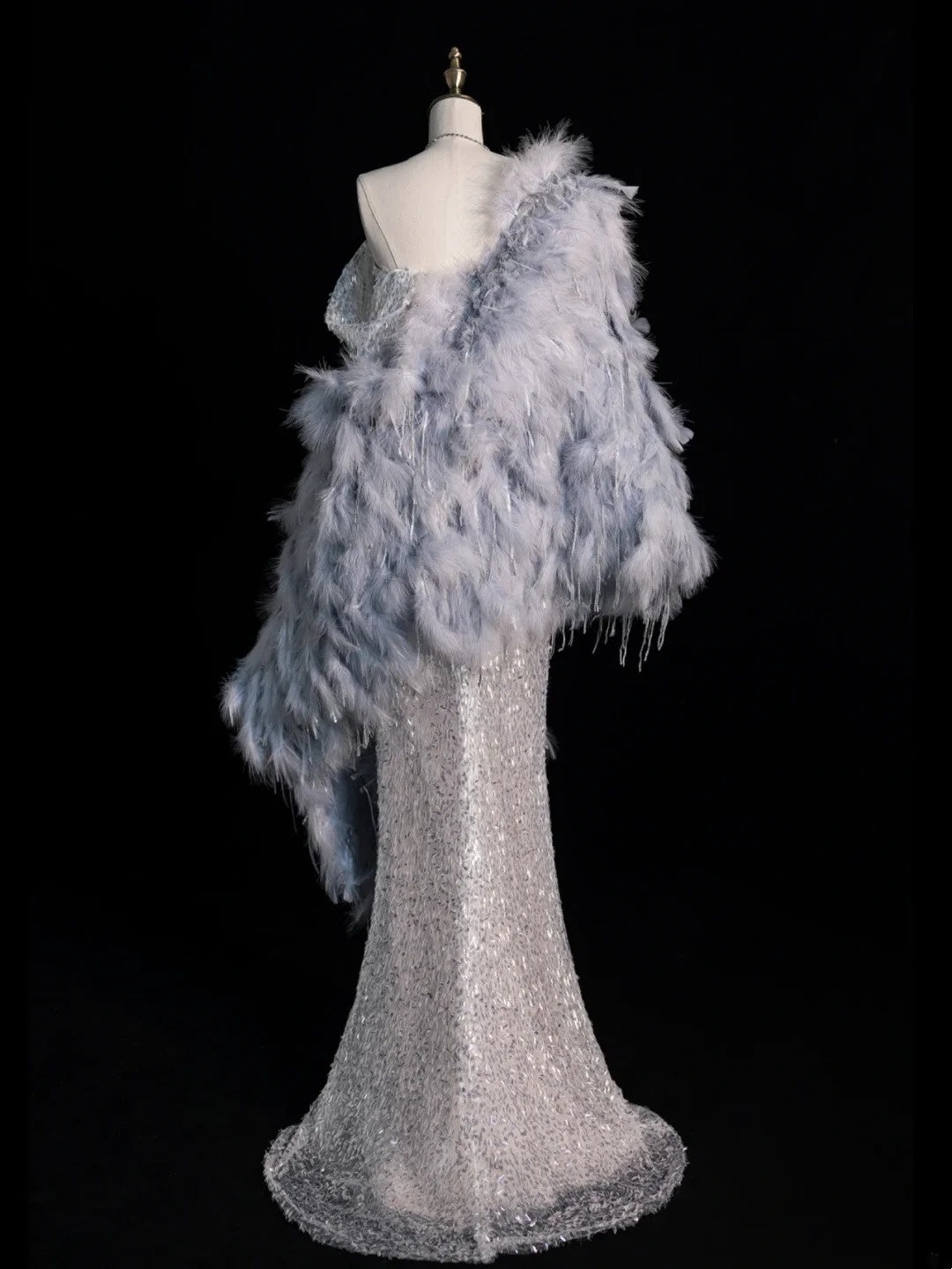 Verspieltes Meerjungfrauen-Abendkleid mit Herzausschnitt, silbergrauem Paillettenoberteil und Federcape, langes Ballkleid, formelles Abendkleid N615
