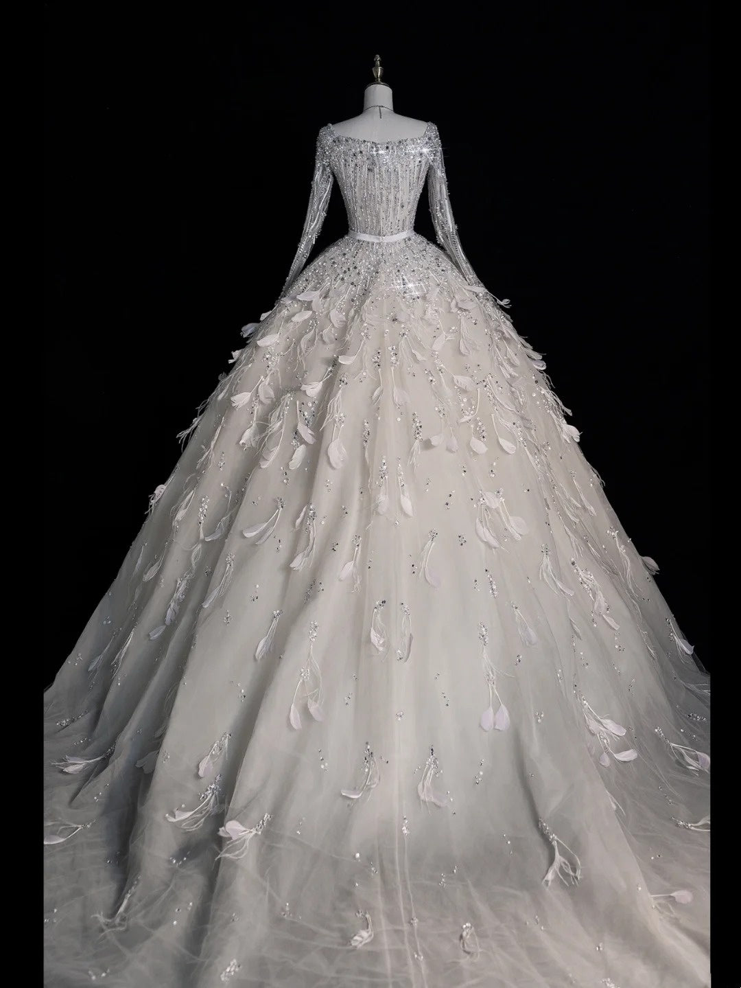 Robe de mariée civile, robe de bal, col carré, tulle blanc, manches longues, bustier orné de plumes, robe de mariée cintrée N612