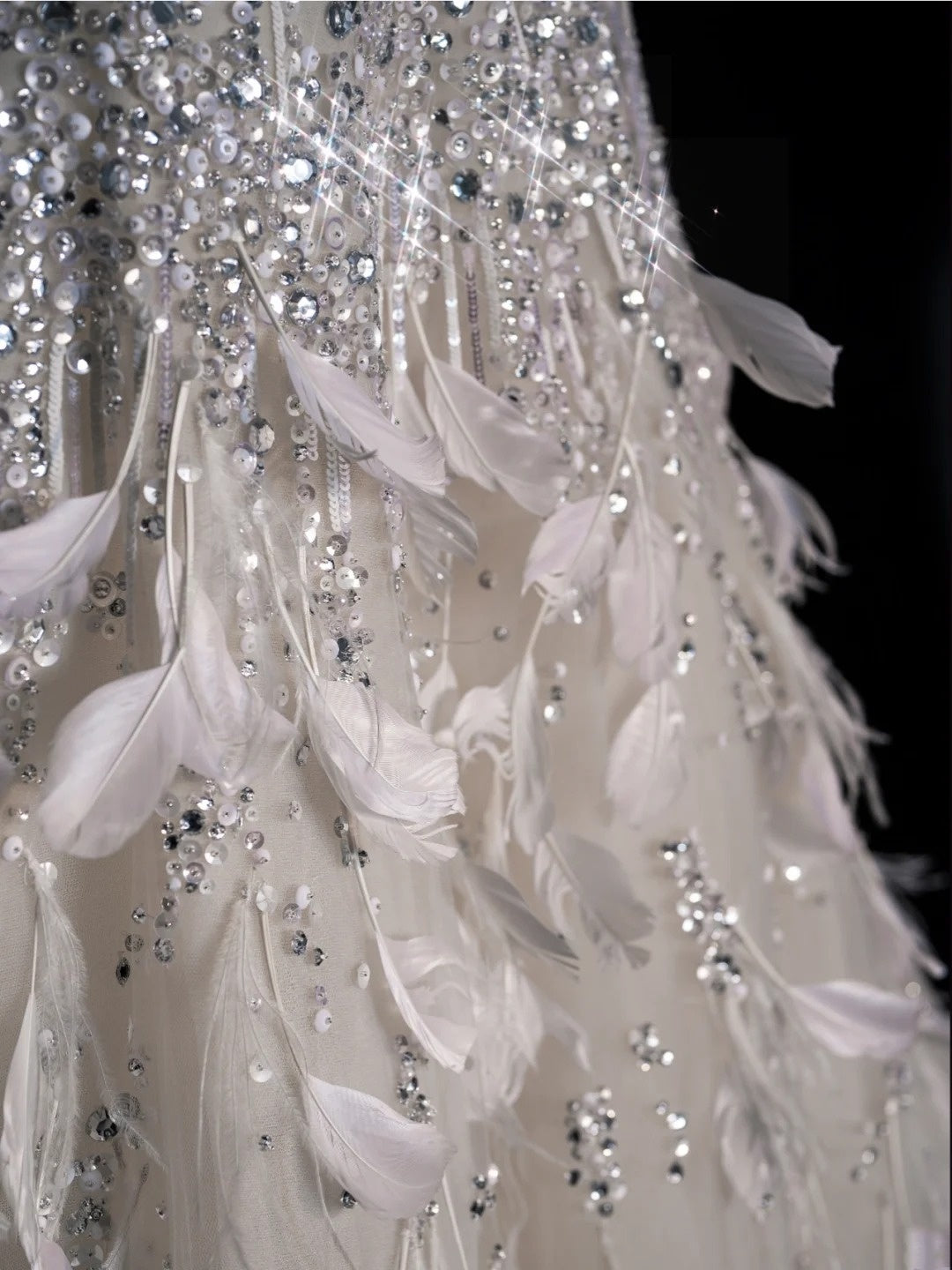 Robe de mariée civile, robe de bal, col carré, tulle blanc, manches longues, bustier orné de plumes, robe de mariée cintrée N612