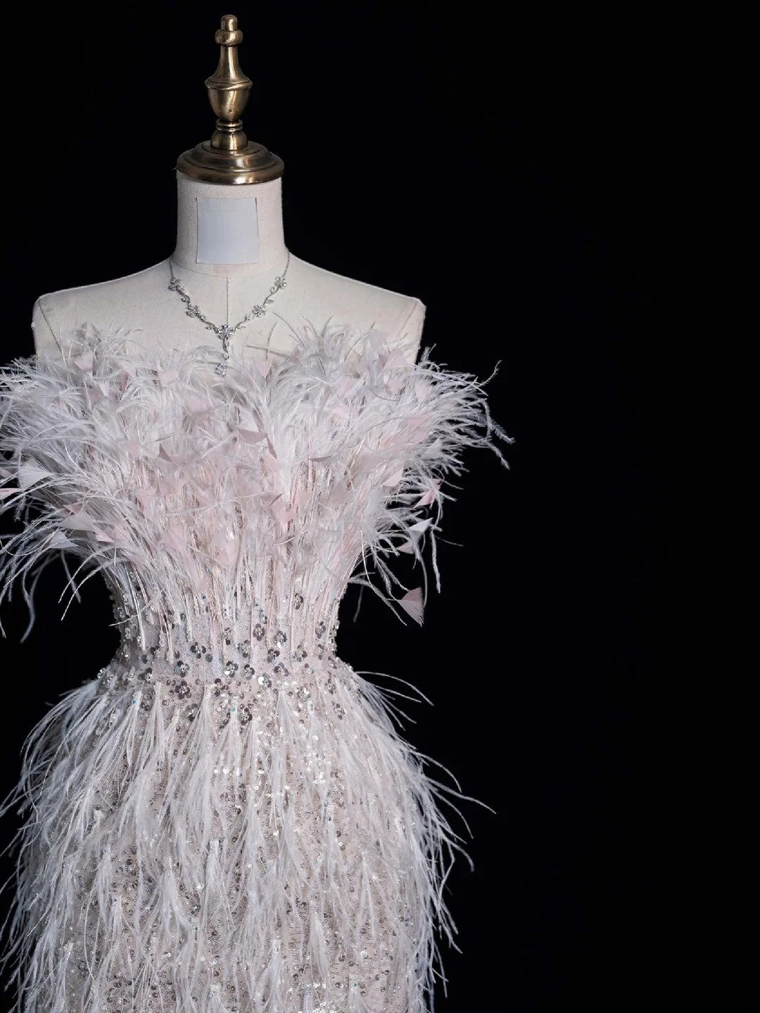 Standesamtliches Brautkleid, trägerlos, weiß, mit Pailletten, Schlitz und Federn am Oberteil, figurbetontes Brautkleid N613