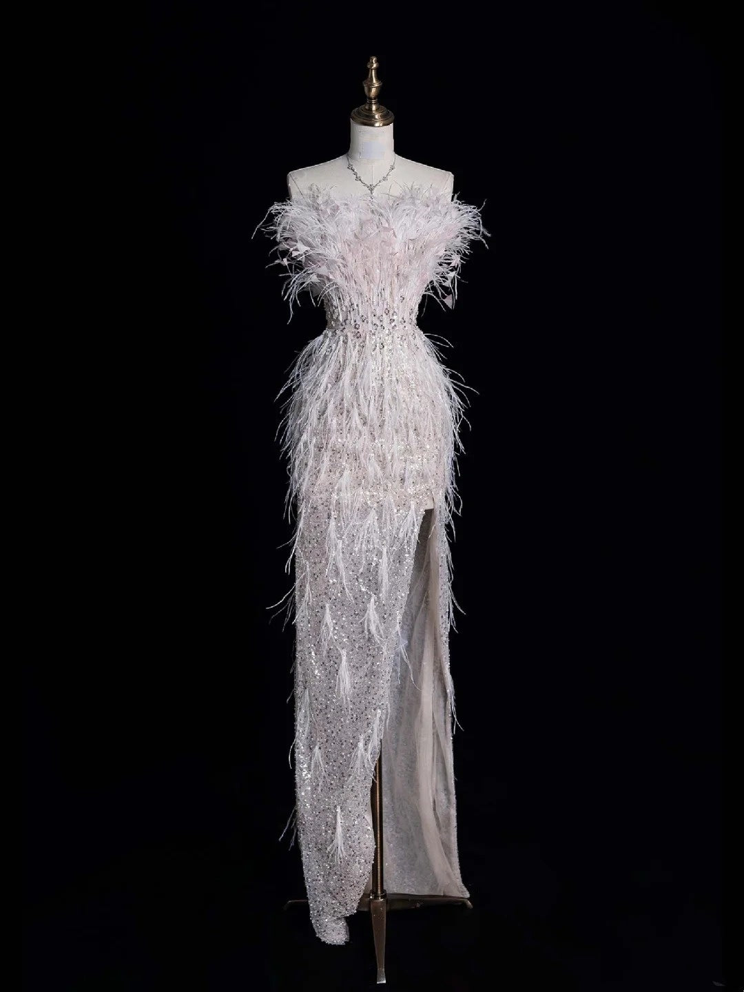 Standesamtliches Brautkleid, trägerlos, weiß, mit Pailletten, Schlitz und Federn am Oberteil, figurbetontes Brautkleid N613