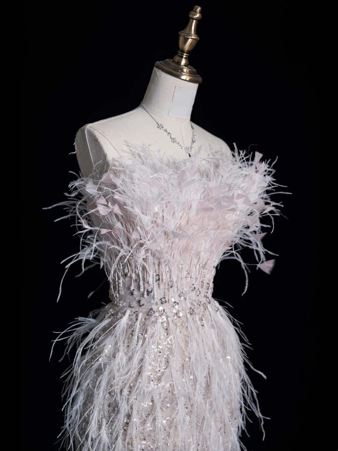 Standesamtliches Brautkleid, trägerlos, weiß, mit Pailletten, Schlitz und Federn am Oberteil, figurbetontes Brautkleid N613