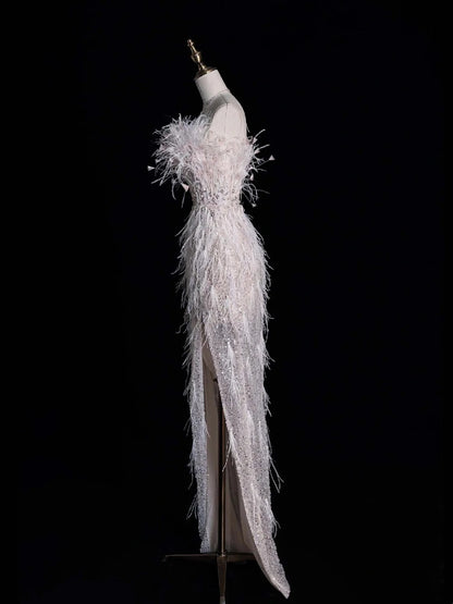 Standesamtliches Brautkleid, trägerlos, weiß, mit Pailletten, Schlitz und Federn am Oberteil, figurbetontes Brautkleid N613