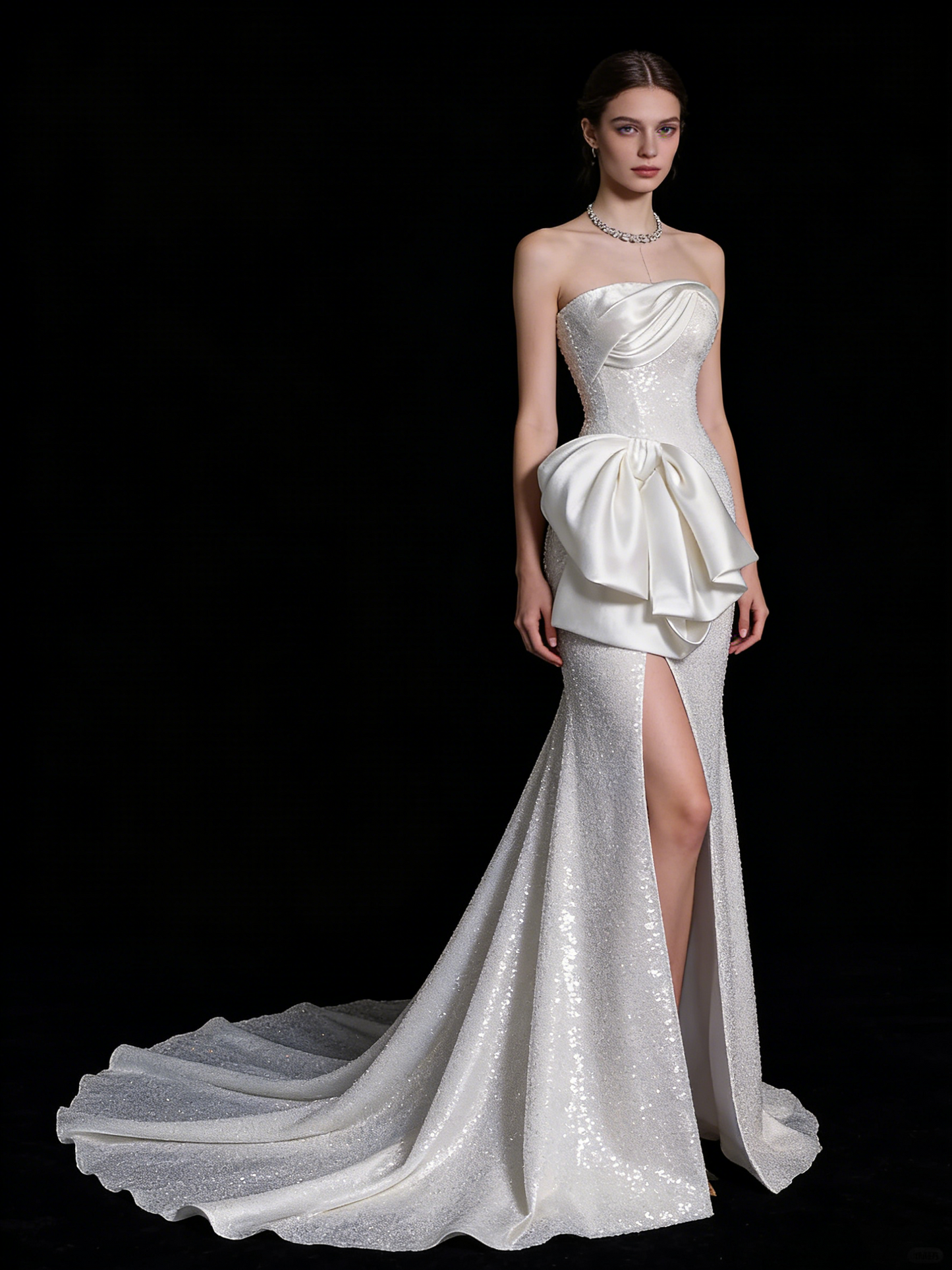 Robe de mariée fourreau élégante de princesse, sans bretelles, blanche à sequins avec traîne en satin, courte, style féerique, idéale pour un mariage d'été (N668)