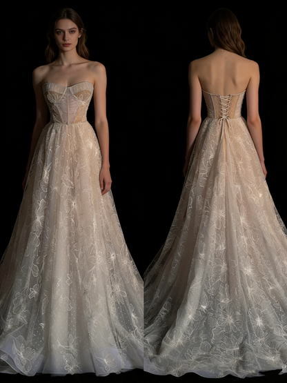 Robe de mariée longue en tulle et dentelle blanche, coupe trapèze, décolleté cœur, ornée d'appliqués, style féérique automnal, référence N677