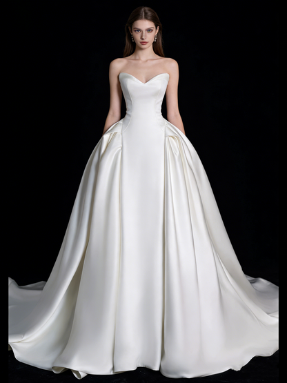 Elegantes, plissiertes Ballkleid aus weißem Satin mit Herzausschnitt – ein langes, märchenhaftes Brautkleid für den Herbst (N690)
