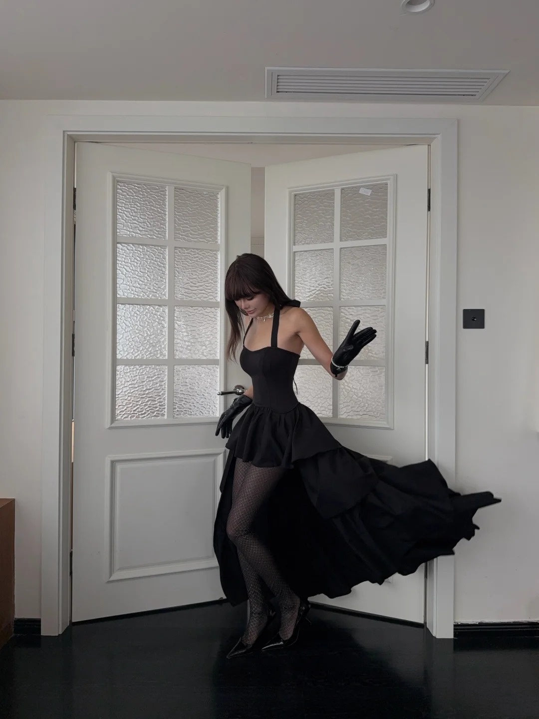 Robe de soirée semi-formelle N692, dos nu asymétrique, style sobre, ornée de volants en satin, idéale pour un mariage ou une réception.