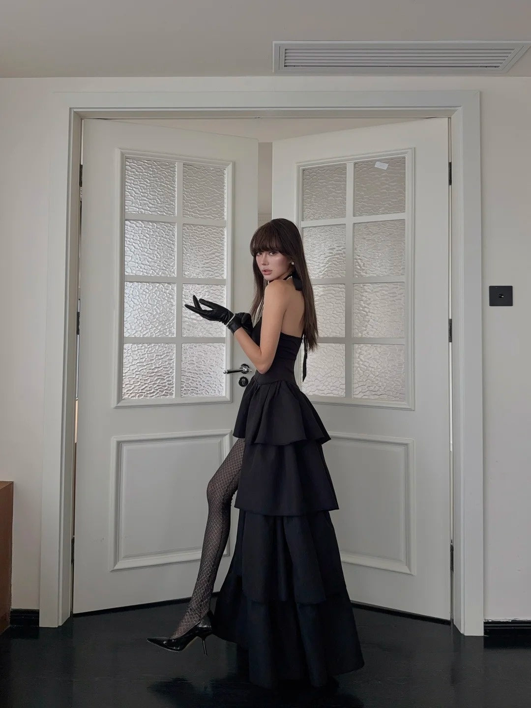 Robe de soirée sexy asymétrique dos nu, style cabriolet, ornée de volants en satin, idéale pour un mariage ou une cérémonie semi-formelle. Référence N693