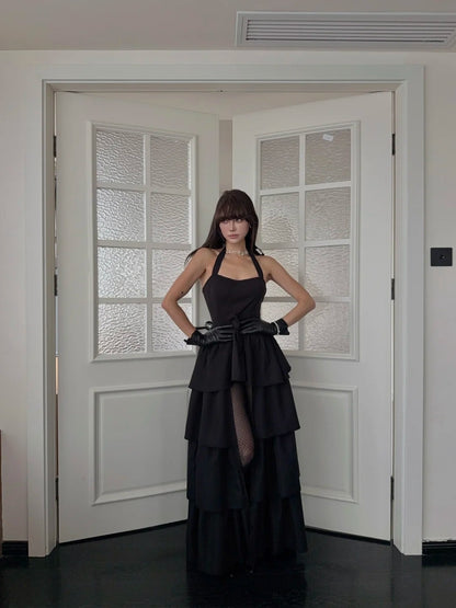 Robe de soirée semi-formelle N692, dos nu asymétrique, style sobre, ornée de volants en satin, idéale pour un mariage ou une réception.